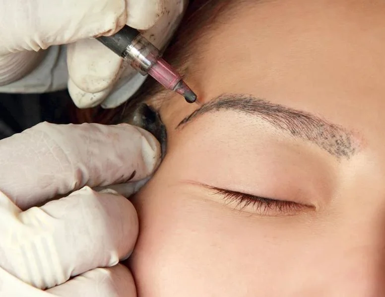 Como escolher um profissional qualificado para realizar a micropigmentação? Decisão crucial que pode impactar diretamente a autoestima.