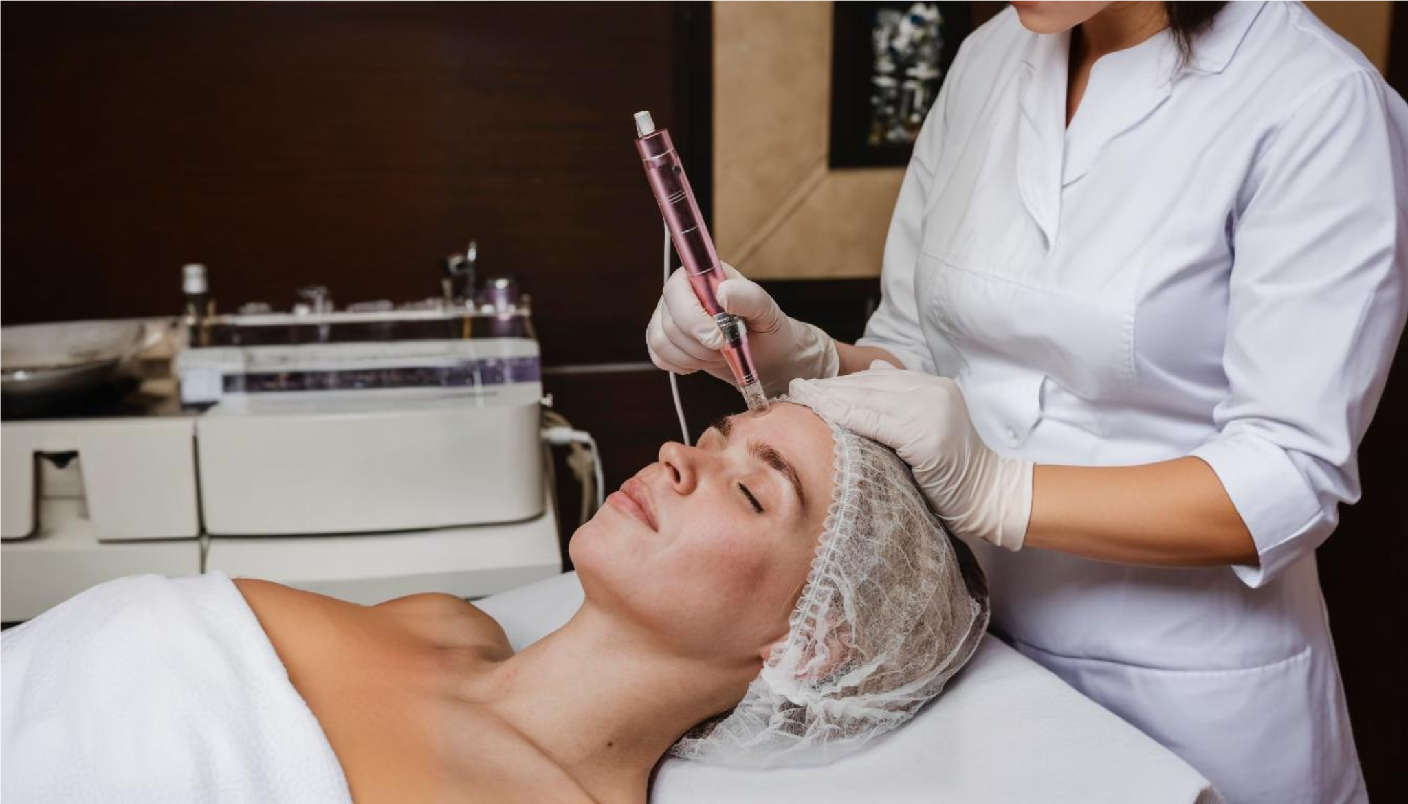 O que é o microagulhamento e quais são seus benefícios para a pele? Também conhecido como terapia de indução de colágeno.