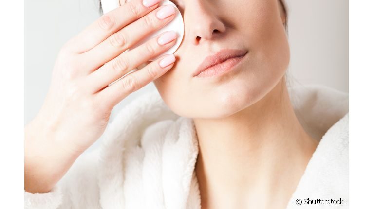 Como a maneira de remover a maquiagem pode fazer você envelhecer